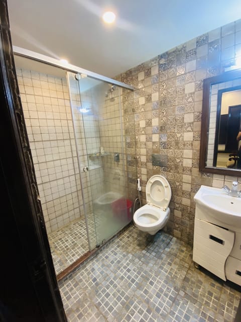 Shower, jetted tub, free toiletries, hair dryer