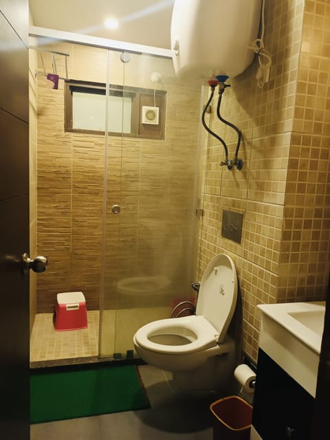 Shower, jetted tub, free toiletries, hair dryer