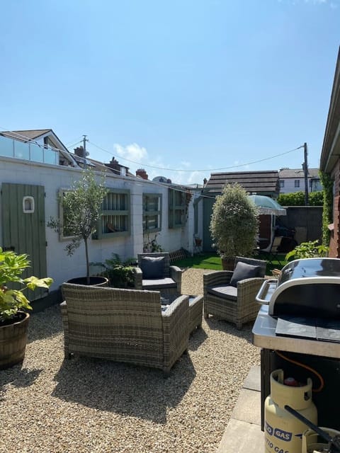 Guest garden with BBQ and lounge area