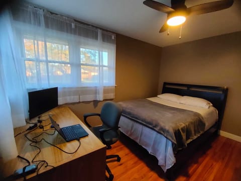3 bedrooms, in-room safe, desk, free WiFi