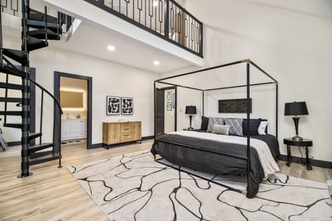 Bedroom with King bed, private en-suite, Smart TV, and additional loft bedroom