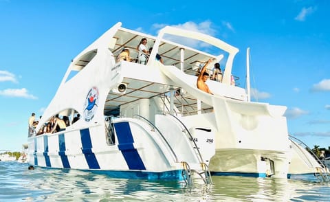 🏝 Full-day Yacht Adventure: Fun Memories, Captain & Crew Included🤩 Barca ormeggiata in Punta Cana