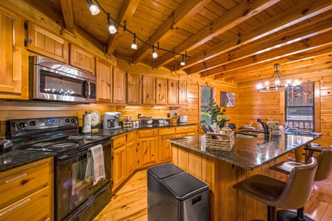 Chefs kitchen with 2 additional counter sitting.