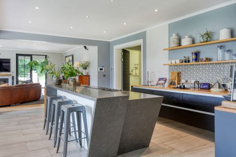 Centre kitchen prep island.