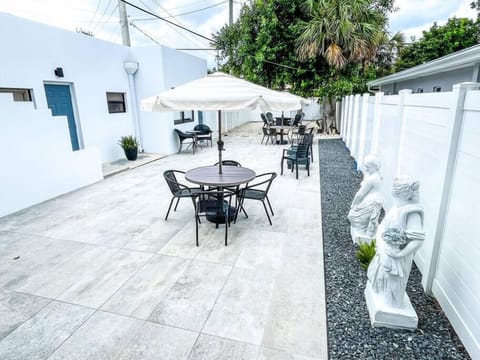 Shared Patio for all guests of the building (1)