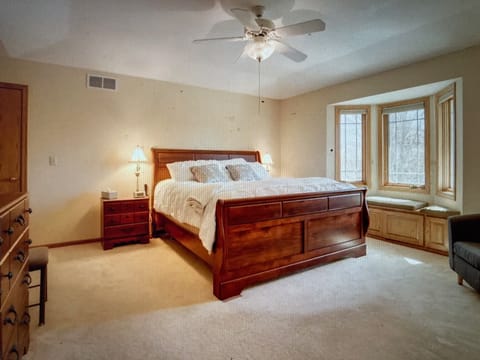 5 bedrooms, in-room safe, desk, travel crib