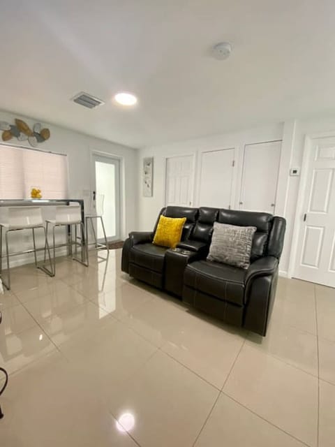 Majestic Hideaway\/5 minutes away from Airport Haus in Miami Springs