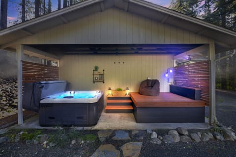 New Covered Hot Tub with magical "Starshow" at night. Daybed available during the Summer months.