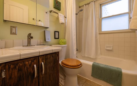 Combined shower/tub, hair dryer, towels