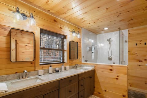 Combined shower/tub, towels