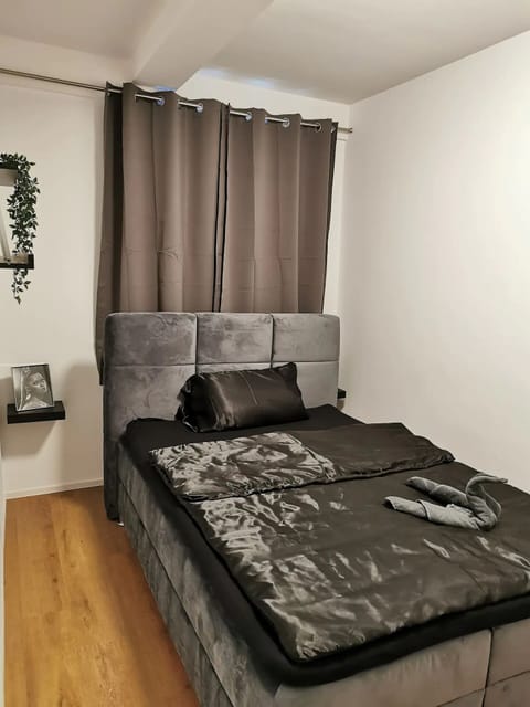 2 bedrooms, internet, bed sheets