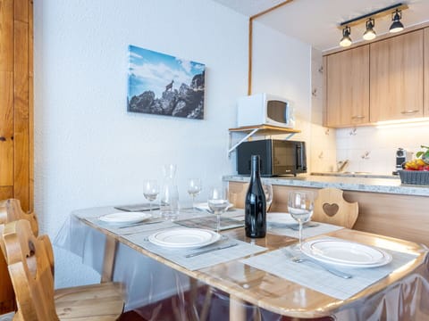 Cloud, Sky, Plant, Building, Window, House, Land Lot, Tree, Grass, Cottage