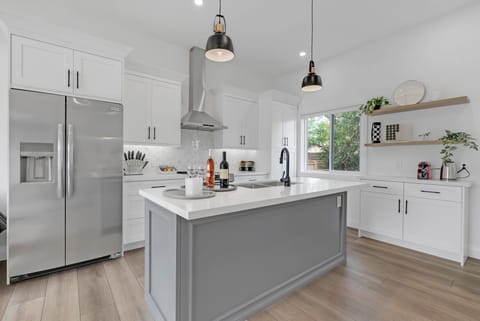 Private kitchen | Fridge, microwave, oven, stovetop