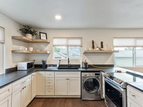 Fridge, oven, stovetop, coffee/tea maker