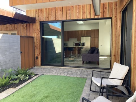 Private entrance and court yard. Relax in the garden. 