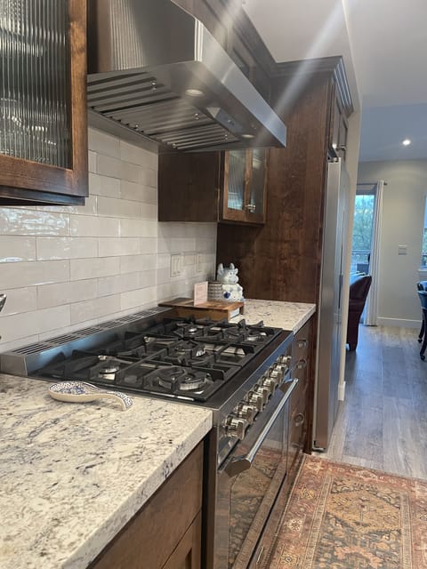 Plenty of prepping space for everyone to share the fun.