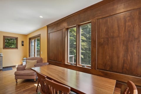 eat in Kitchen with tv sitting area