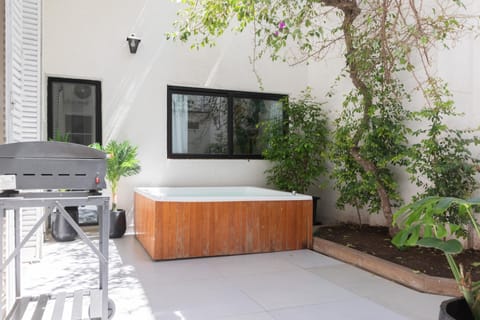 Outdoor spa tub