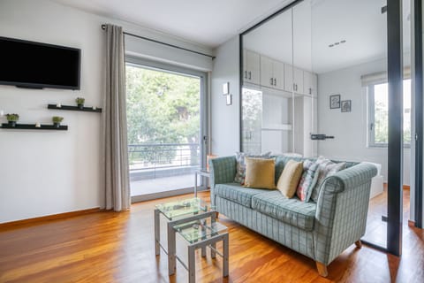 Communal lounge/TV room, TV and multimedia, Living room, Sitting area.