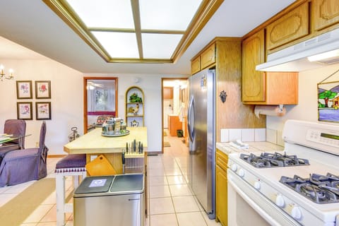 Kitchen | Coffee Maker | Roasting Pan | Stock Pot | Mixer & Chopper