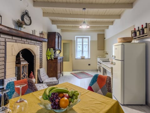 Plant, Building, Sky, Window, House, Vegetation, Tree, Biome, Neighbourhood