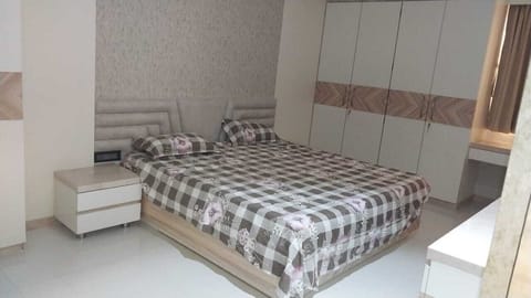 3 bedrooms, iron/ironing board, bed sheets