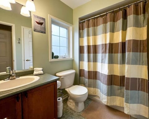 Combined shower/tub, hair dryer, bidet, towels