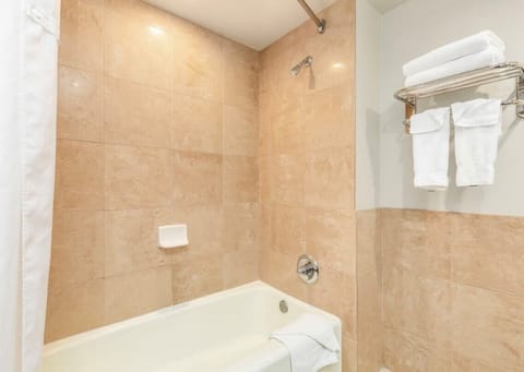 Combined shower/tub, hair dryer, towels