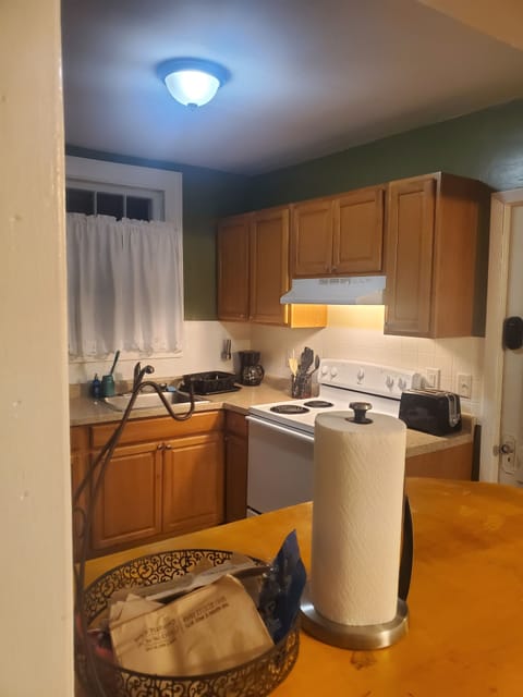 Fridge, oven, stovetop, cookware/dishes/utensils