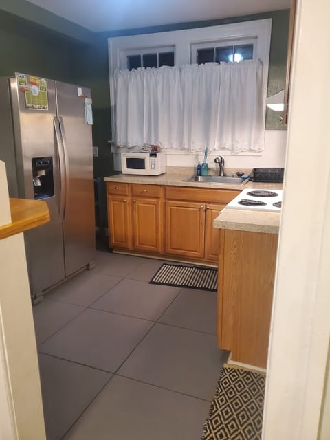 Fridge, oven, stovetop, cookware/dishes/utensils