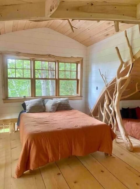 1 bedroom, travel crib, bed sheets