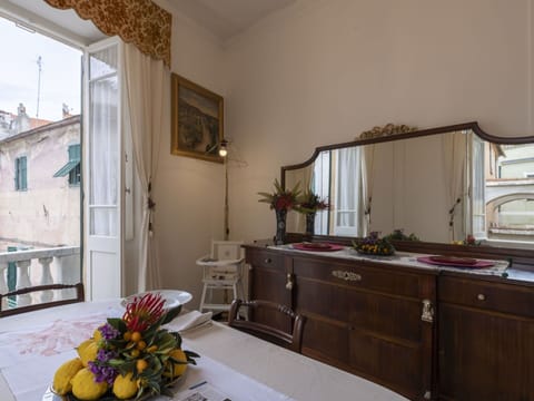 Property, Furniture, Mirror, Cabinetry, Plant, Building, Countertop, Houseplant, Tap, Wood