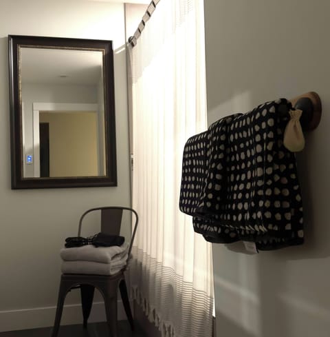 A spacious bathroom.