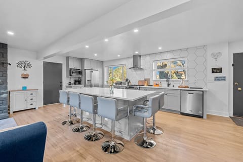 Kitchen Island - Sitting for 8 at the breakfast bar