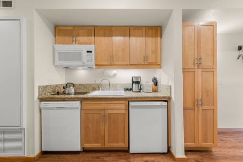 Fridge, microwave, stovetop, dishwasher