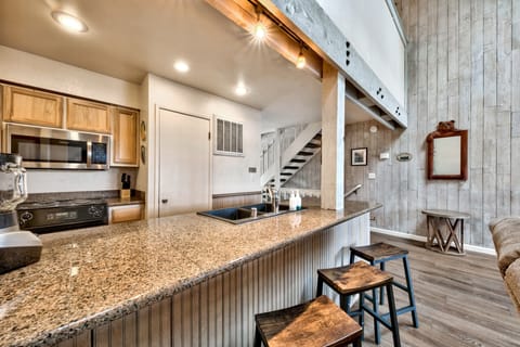 Kitchen bar with 4 stools perfect for serving up breakfast and coffee