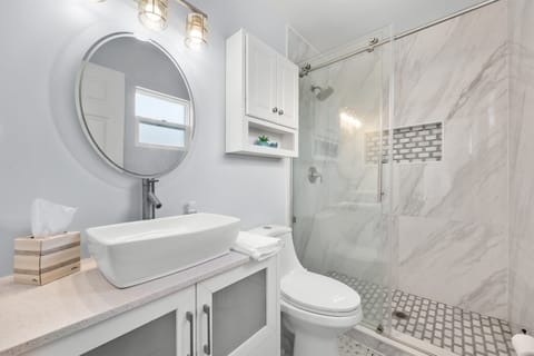 Combined shower/tub, hair dryer, towels