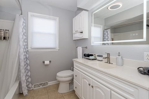 Bathroom | Combined shower/tub, hair dryer, towels, soap