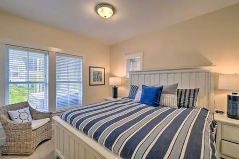 Downstairs private bedroom (king size bed)