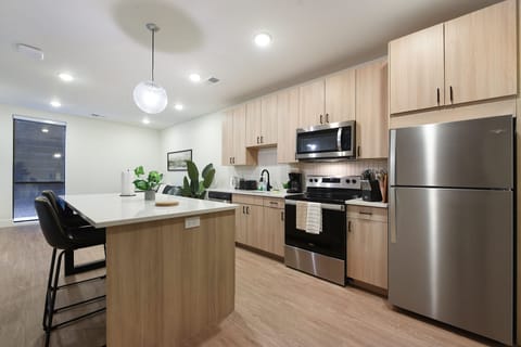 Private kitchen | Fridge, microwave, oven, stovetop