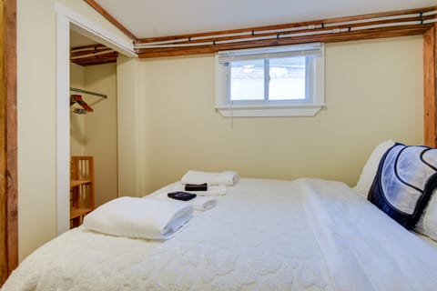 3 bedrooms, iron/ironing board, travel crib, internet