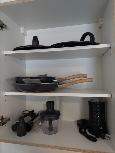 Fridge, oven, stovetop, cookware/dishes/utensils