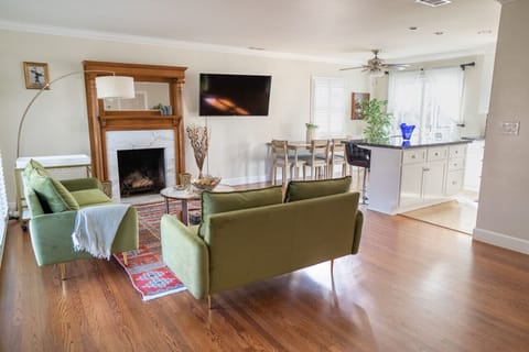 Living area | Smart TV, table tennis, books