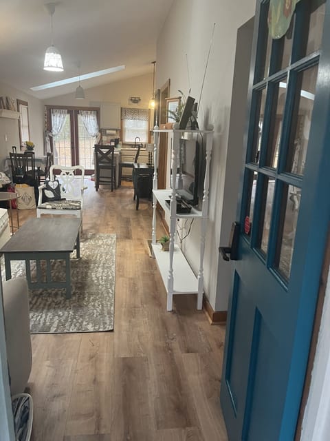 Open floor plan of living room and kitchen 