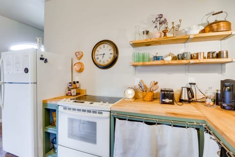 Fridge, stovetop, coffee/tea maker, toaster