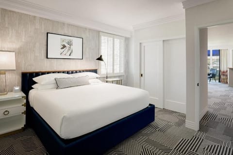 Unit with 1 King size bed. Exact unit will be assigned upon arrival. Views, colors and decor may vary.