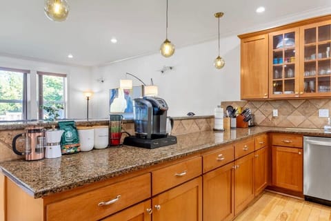 Here is the fully quipped kitchen