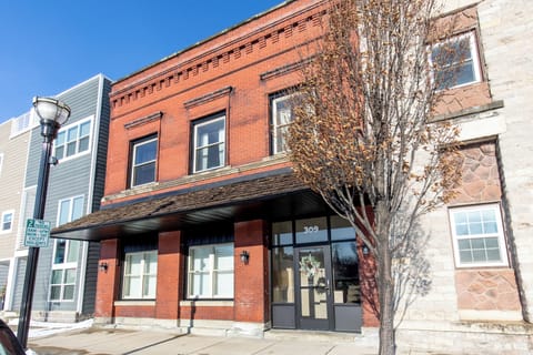 Exterior - Downtown 1 block to Waterfront