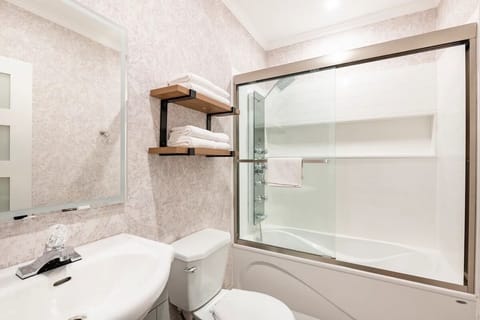 Combined shower/tub, hair dryer, towels