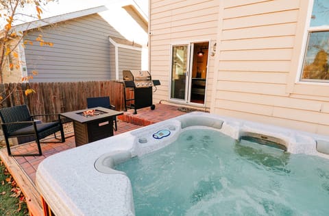 Relax and Enjoy the Hot Tub 🌅🍹 – Immerse yourself in a serene soak, and feel your worries melt away as you indulge in total relaxation. 🌟💆‍♀️